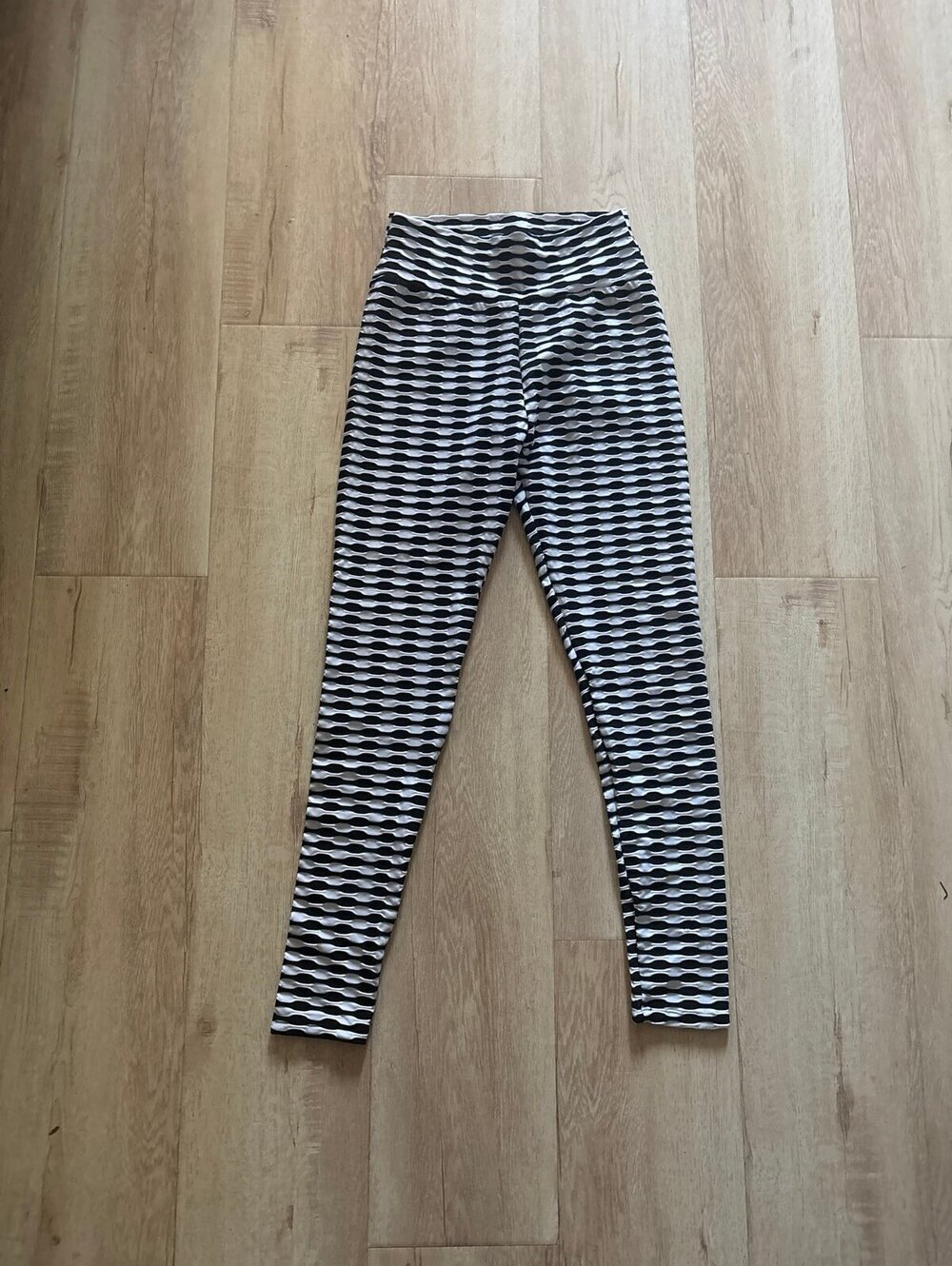 Workout leggings scrunch butt black and white size medium